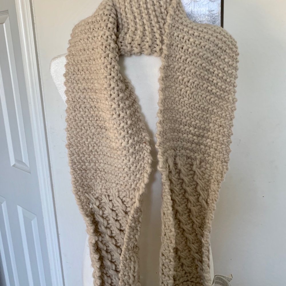 3/$15🌼 Beige Knitted scarf - long